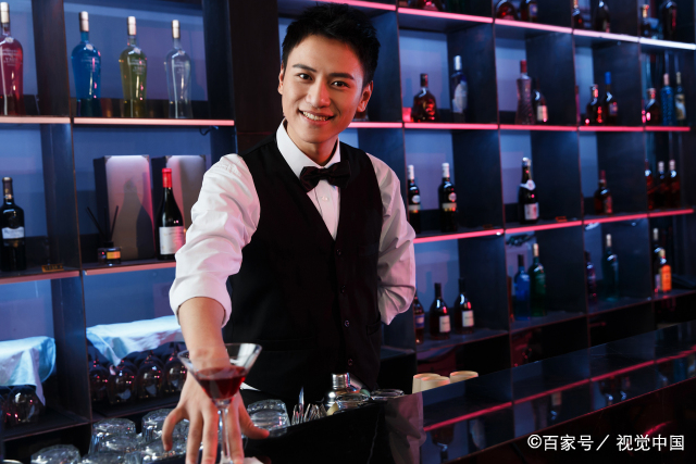学调酒师的学费大概是多少  调酒师培训要多少钱
