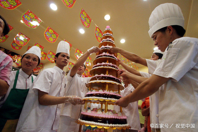 郑州蛋糕培训学校大概需要多少钱  蛋糕培训班学费一般要多少钱