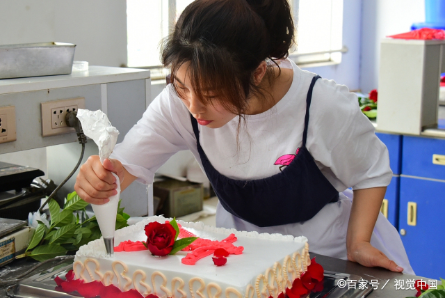 郑州蛋糕培训学校大概需要多少钱  蛋糕培训班学费一般要多少钱
