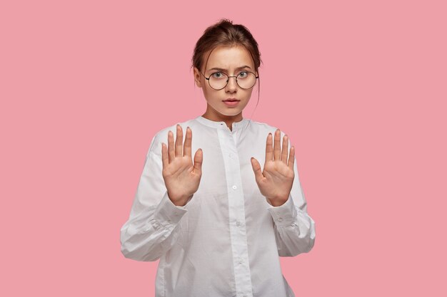双子女拒绝一个人的表现，双子座女生拒绝一个人的表现